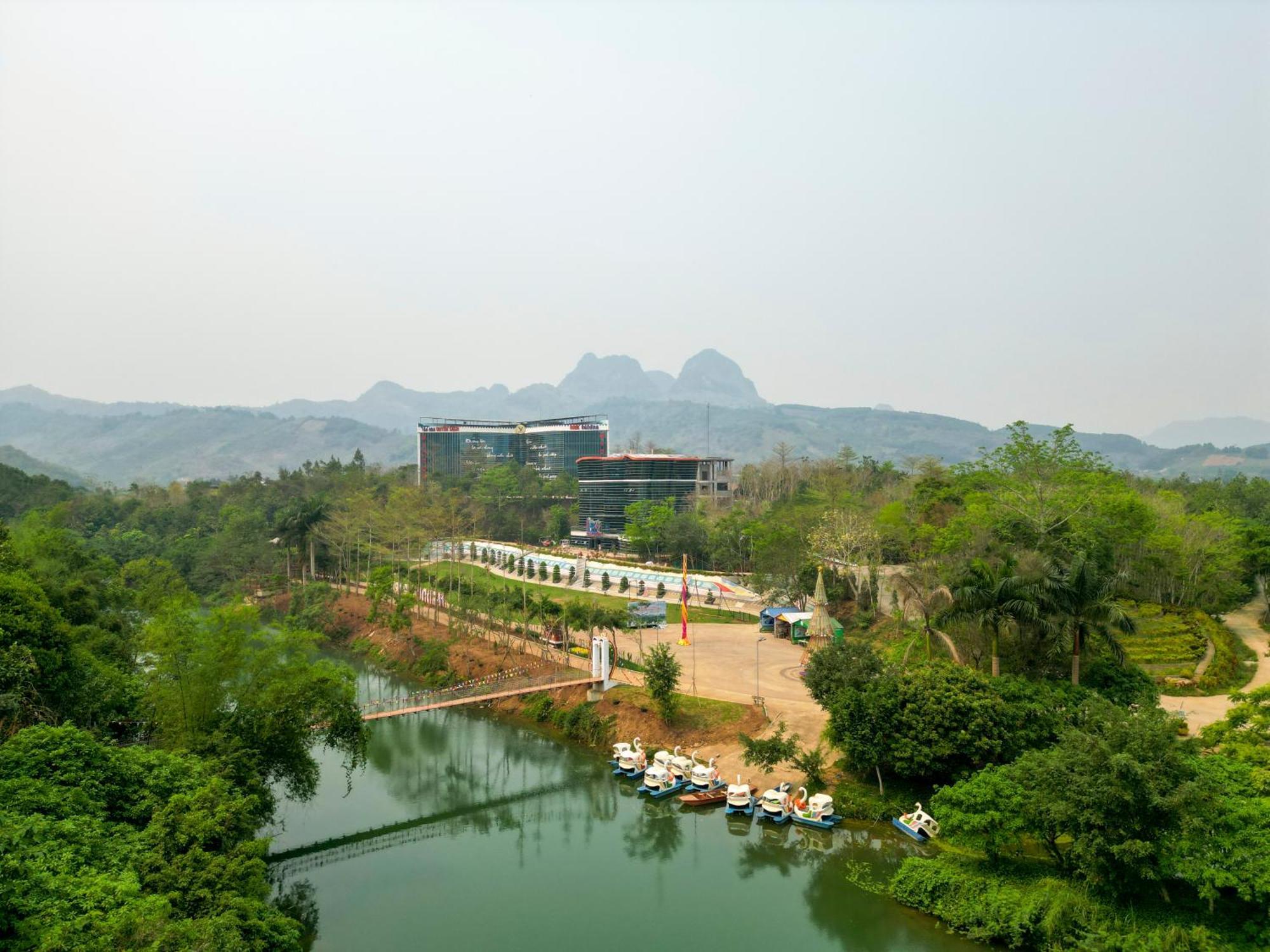 Meddom Park Hotel Cao Phong Bagian luar foto